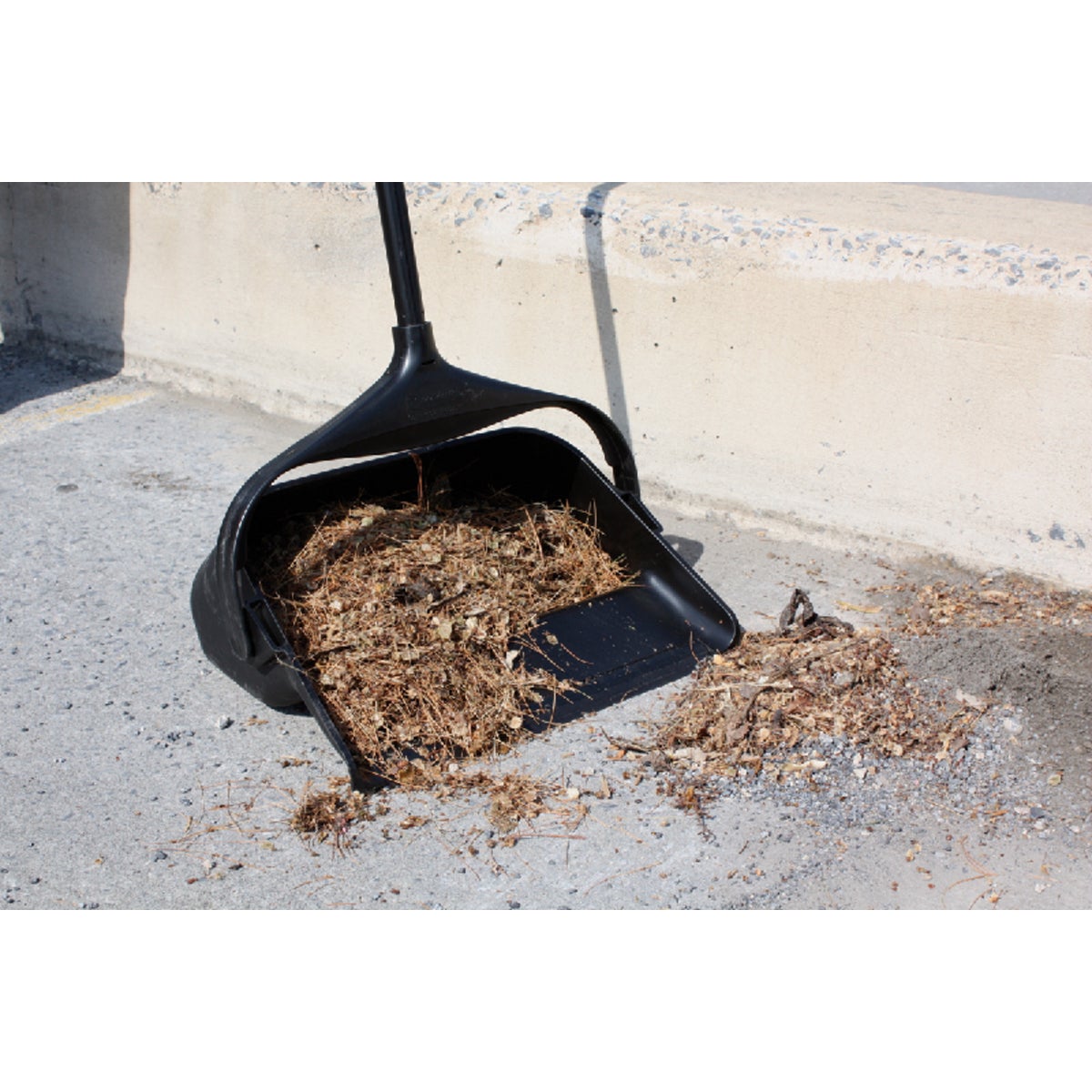 Rubbermaid Commercial Lobby Pro Black Upright Dustpan Image 2