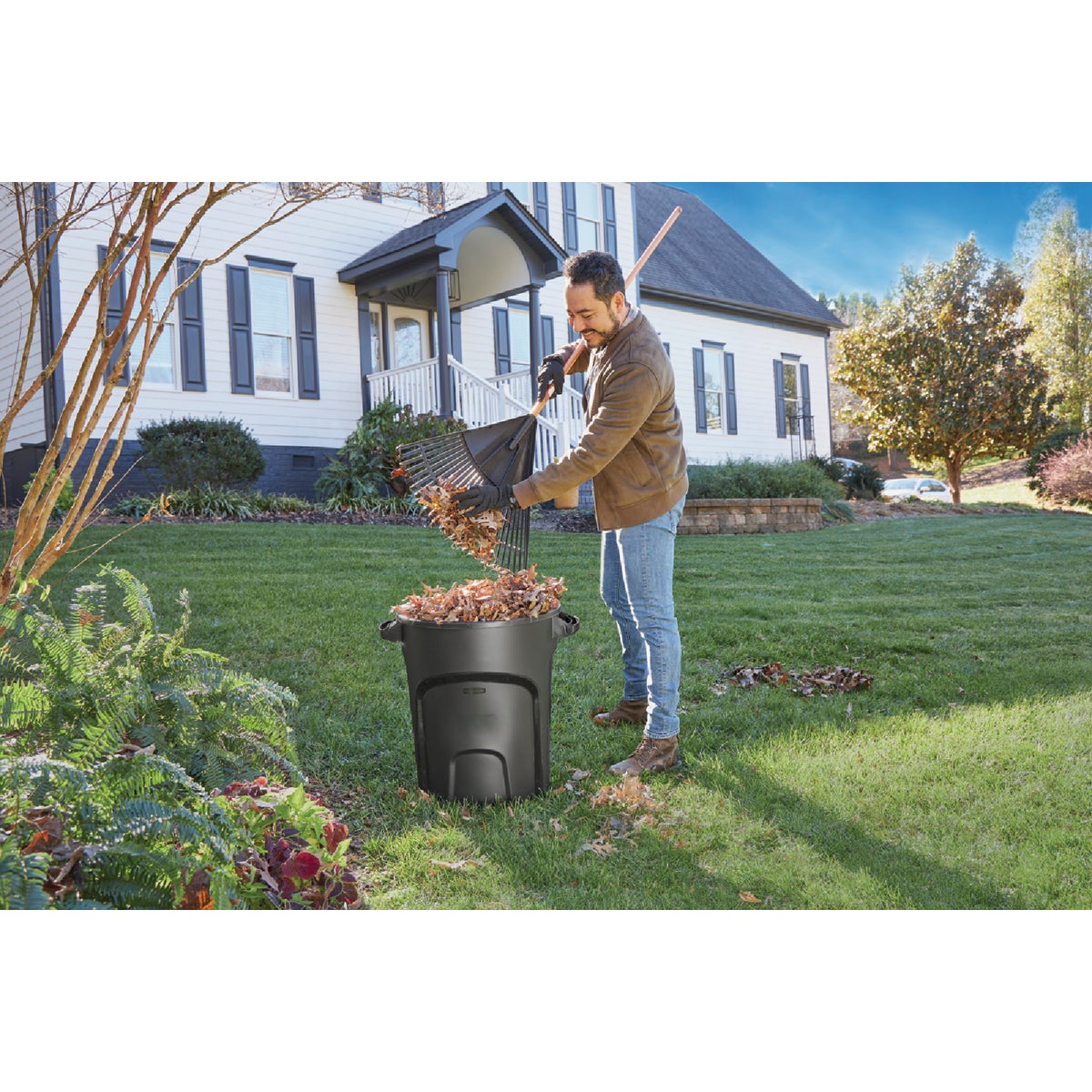 Rubbermaid Roughneck 20 Gal. Black NonWheeled Vented Trash Can with Lid Image 4