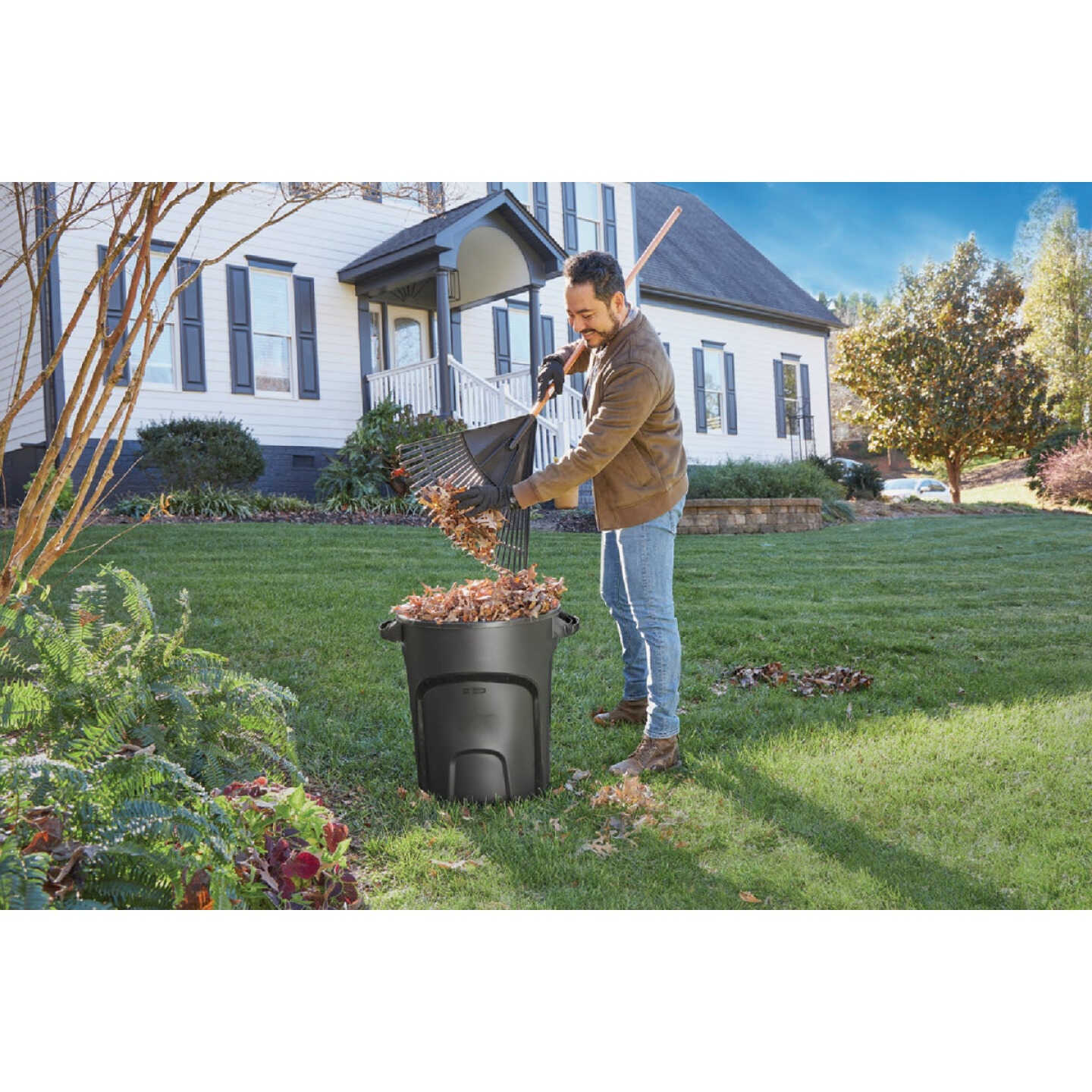 Rubbermaid Roughneck 20 Gal. Black NonWheeled Vented Trash Can with Lid Image 4