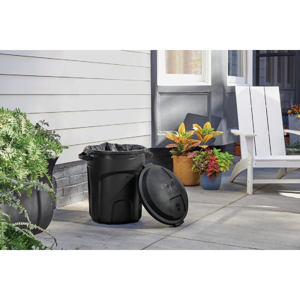Rubbermaid Roughneck 20 Gal. Black NonWheeled Vented Trash Can with Lid Image 3