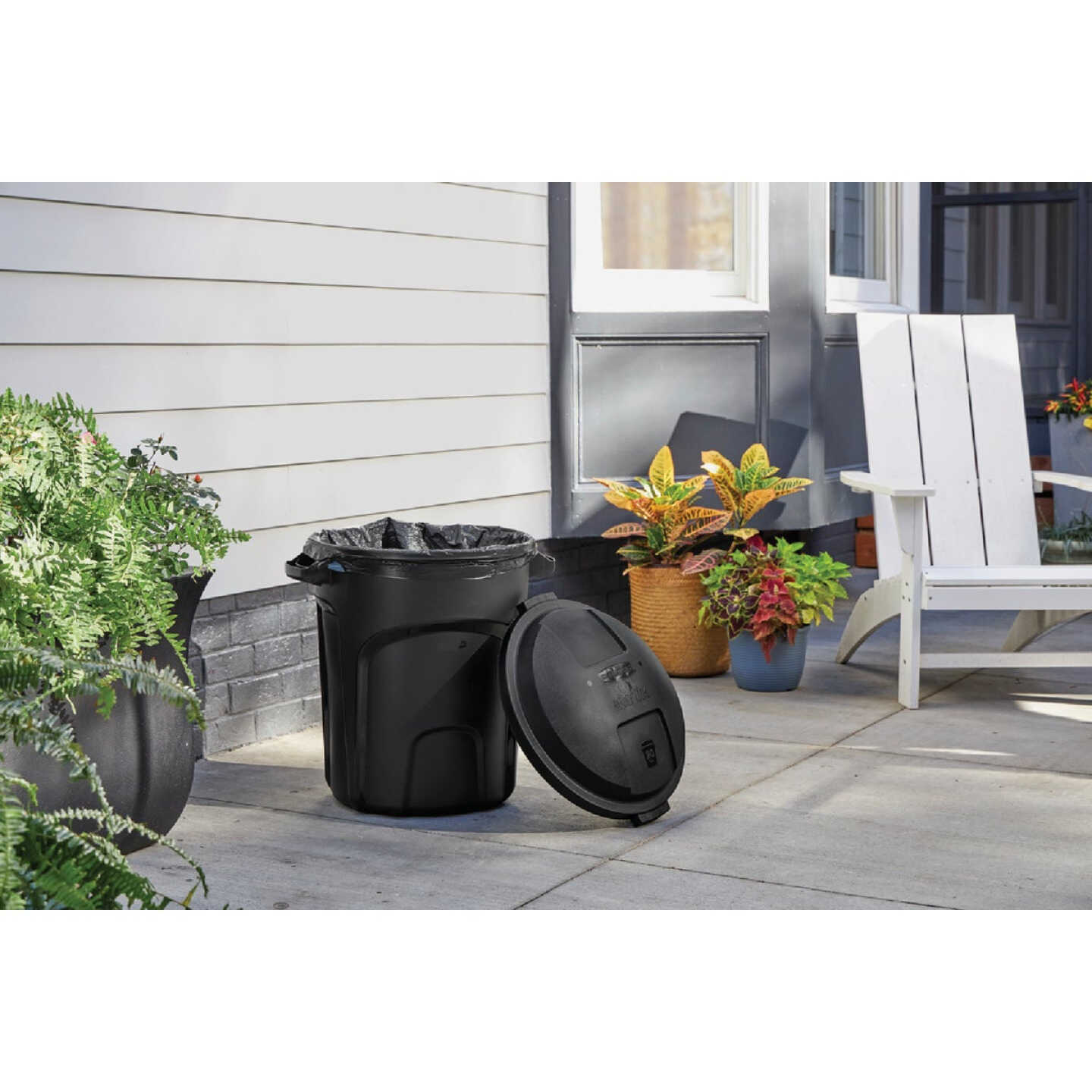 Rubbermaid Roughneck 20 Gal. Black NonWheeled Vented Trash Can with Lid Image 3