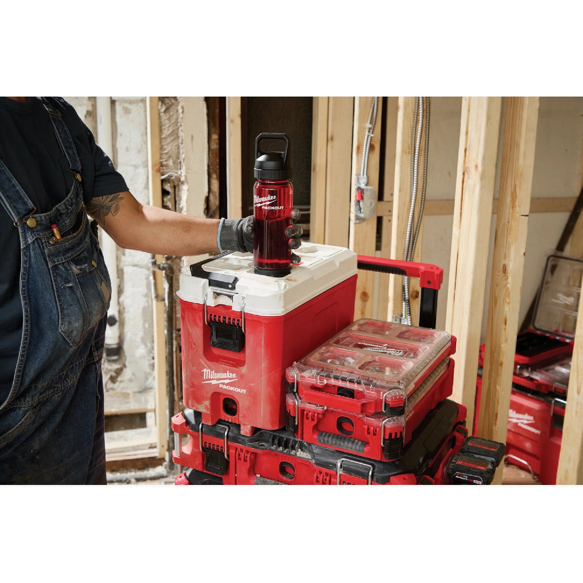 Milwaukee PACKOUT 25 Oz. Plastic Bottle with Chug Lid, Red Image 5