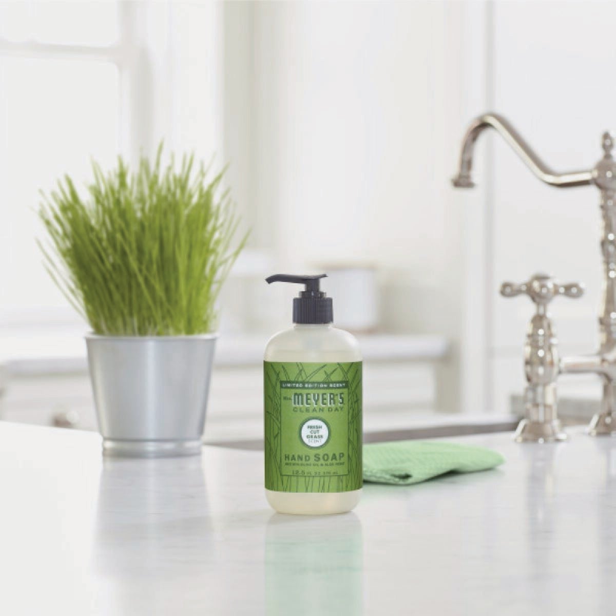 Mrs. Meyer's Clean Day 12.5 Oz. Fresh Cut Grass Liquid Hand Soap Image 4