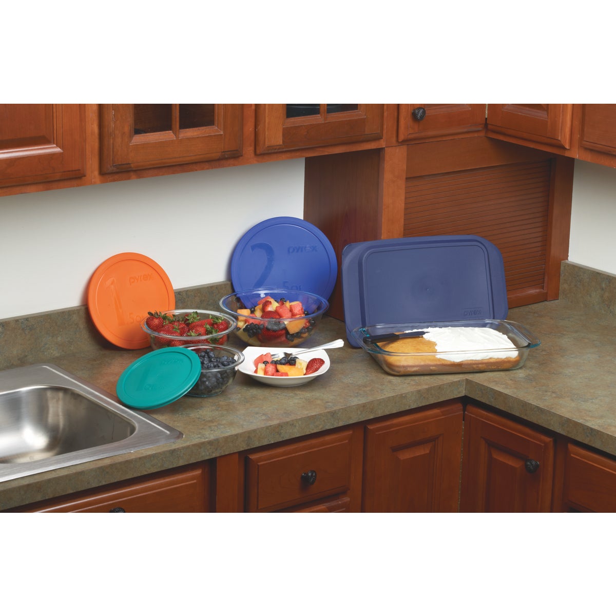 Pyrex Easy Grab 3 Qt. Glass Oblong Baking Dish with Lid Image 2