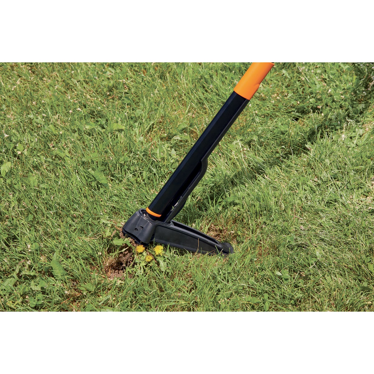 Fiskars 39 In. Aluminum Handle Stand-Up Weeder Image 3