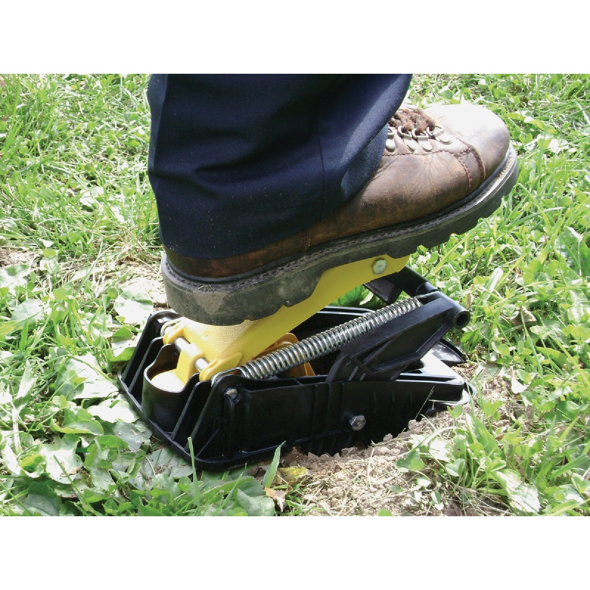 TOMCAT Protect Your Lawn Spring-Loaded Mole Trap Image 3