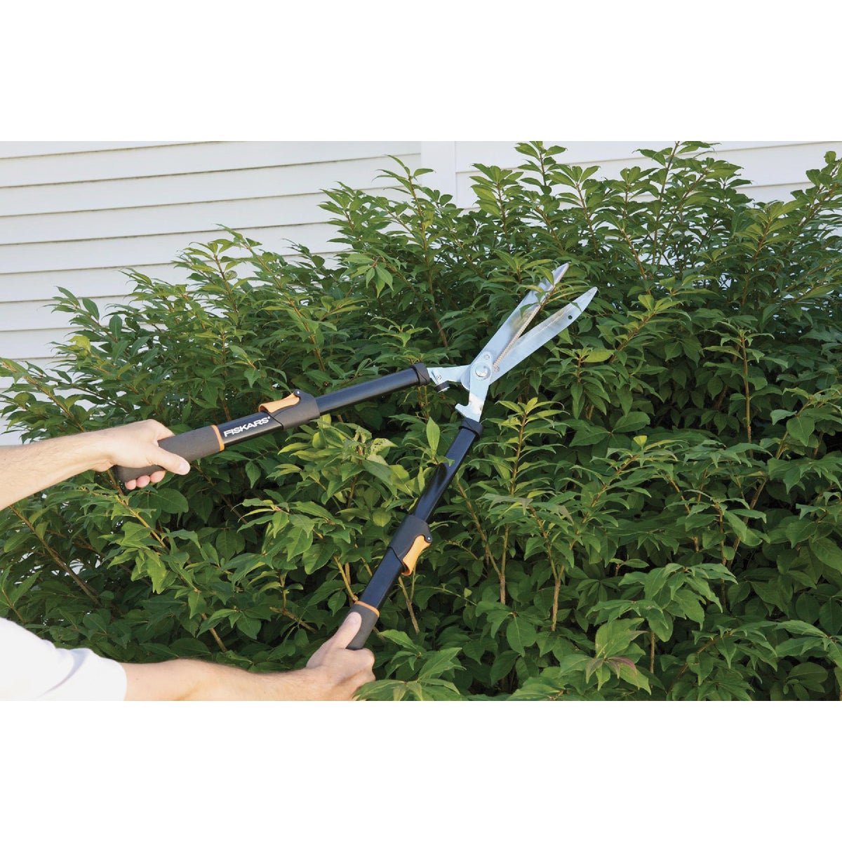 Fiskars Power-Lever Extendable 25 In. to 33 In. Hedge Shears Image 3