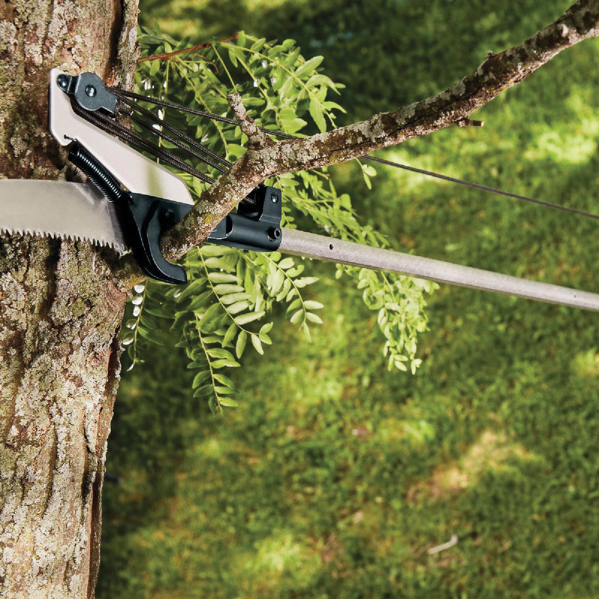 Fiskars 1 In. Cutting Capacity 12 Ft. Fiberglass Extendable Pole Saw & Tree Pruner Image 2