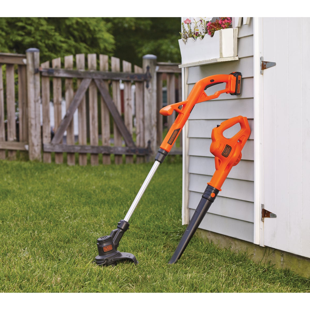 Black & Decker Max 20V String Trimmer & Sweeper Combo Kit Image 2