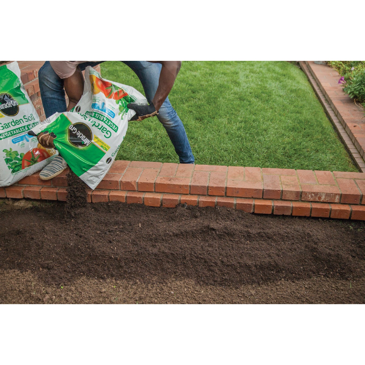 Miracle-Gro 1.5 Cu. Ft. Vegetables & Herbs Garden Soil Image 5