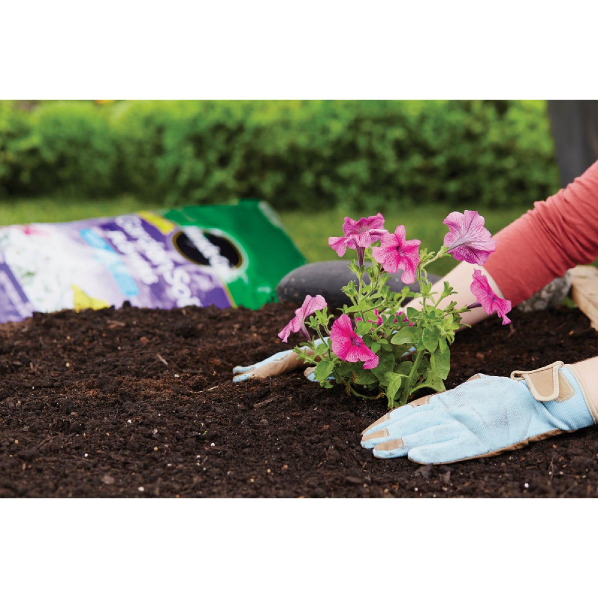 Miracle-Gro 1.5 Cu. Ft. Flower Garden Soil Image 5