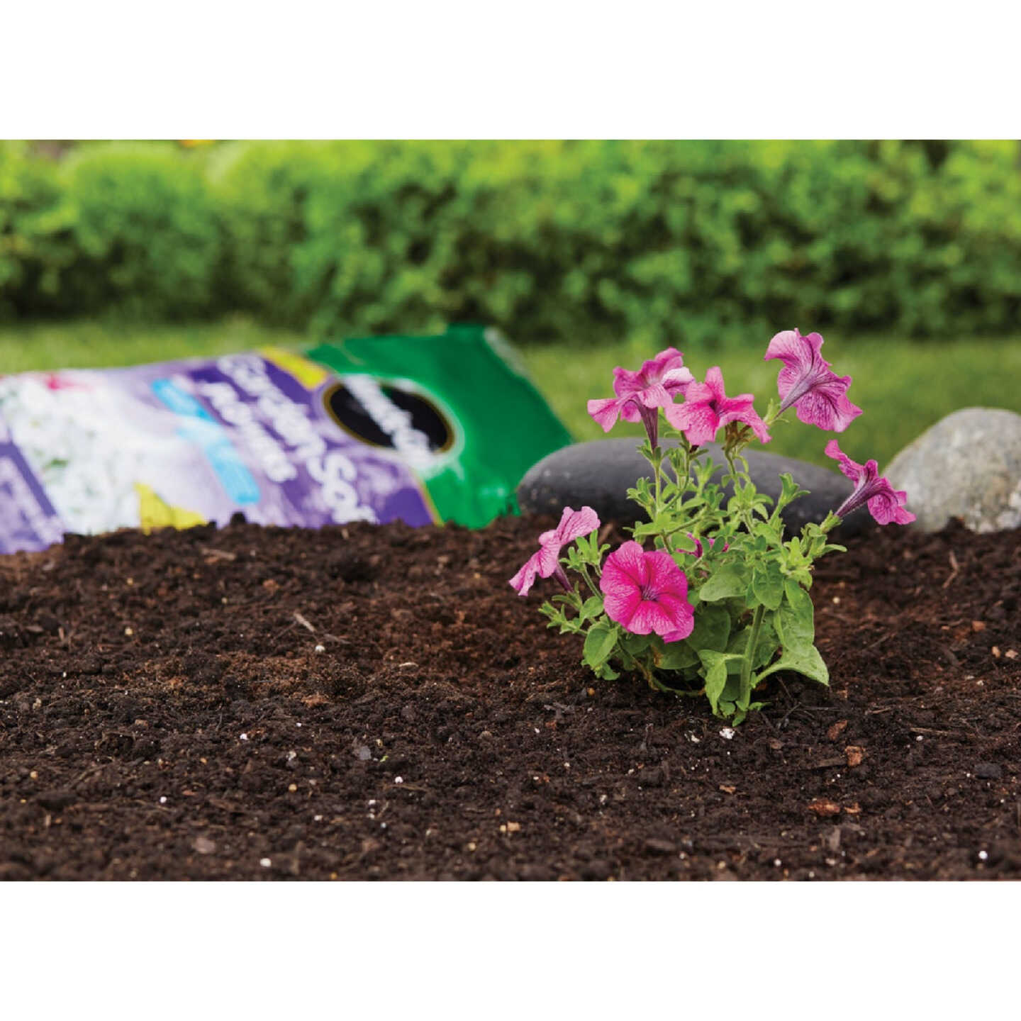 Miracle-Gro 1.5 Cu. Ft. Flower Garden Soil Image 4