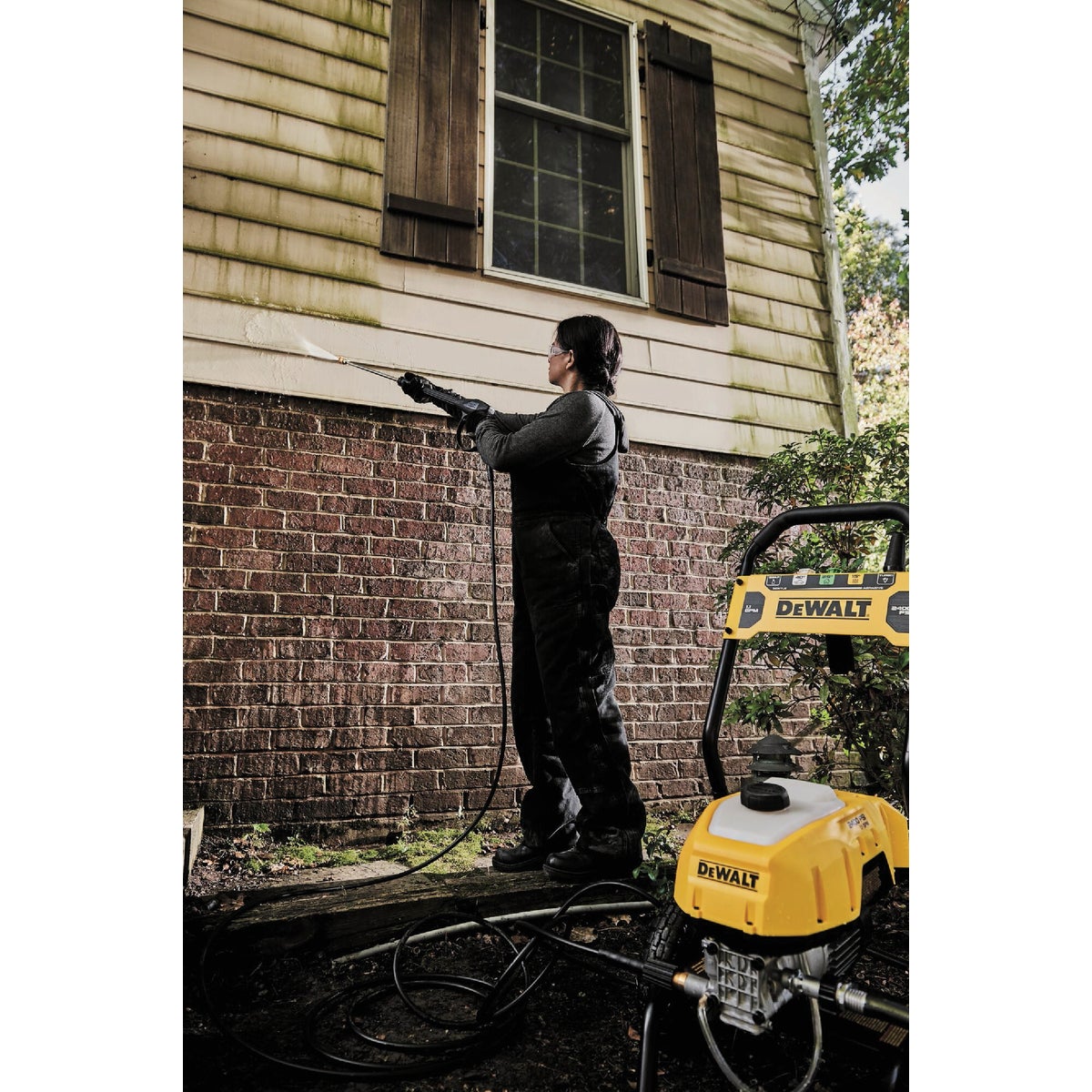DEWALT AC 2400 psi 1.1 GPM Cold Water Electric Pressure Washer Image 2