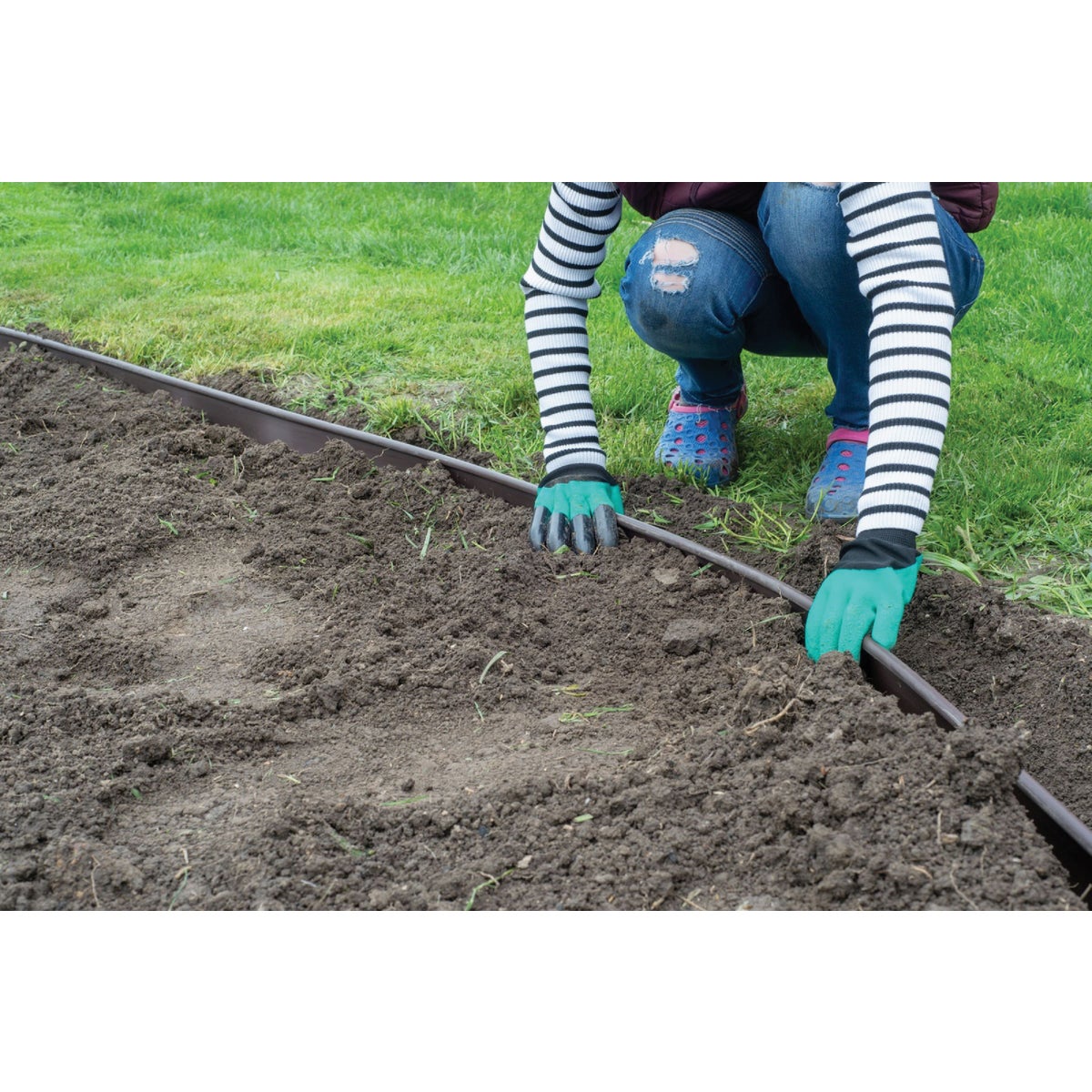 Master Mark Original 3.5 In. H. x 20 Ft. L. Black Plastic Lawn Edging Image 5