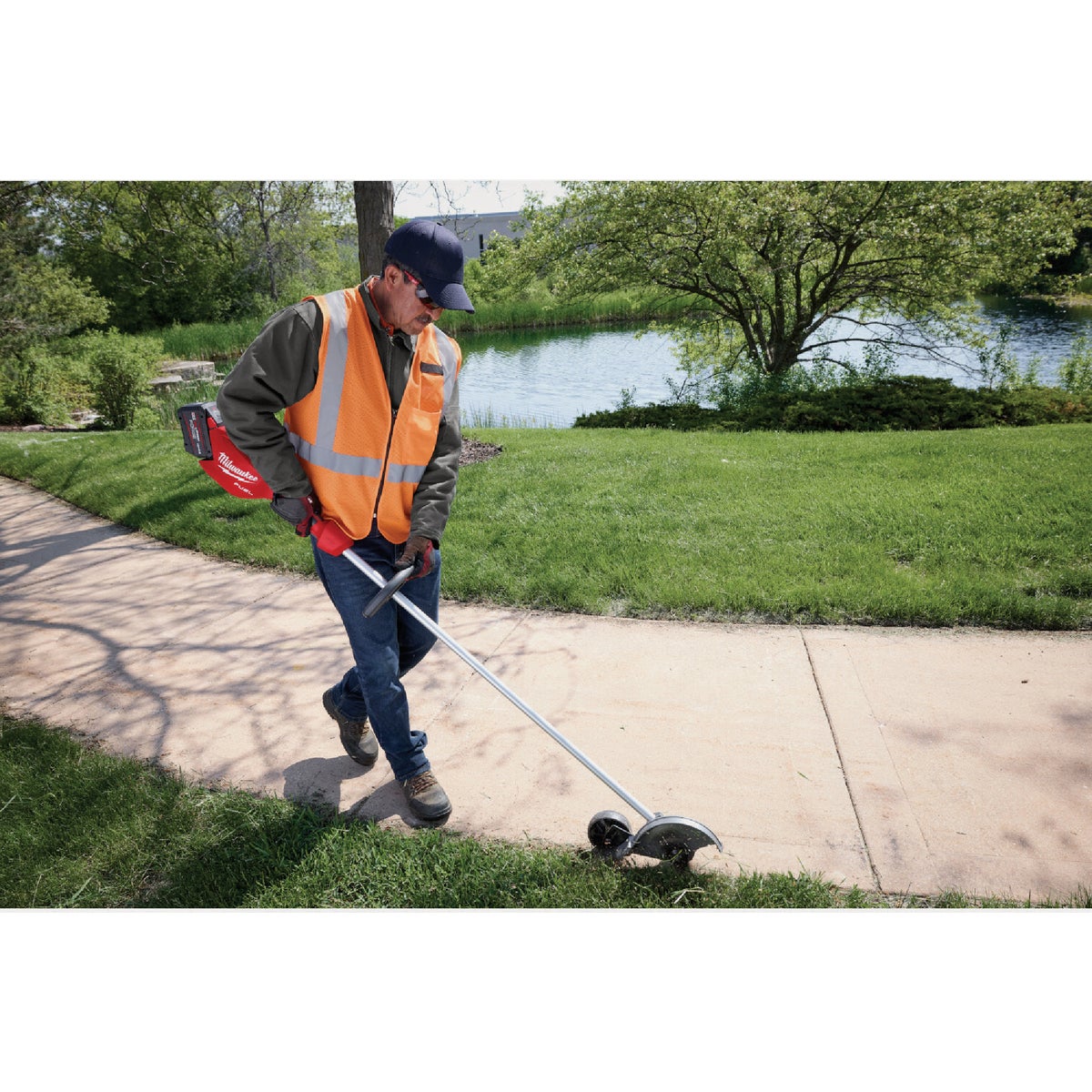 Milwaukee M18 Fuel 8 In. Cordless Edger (Tool Only) Image 2