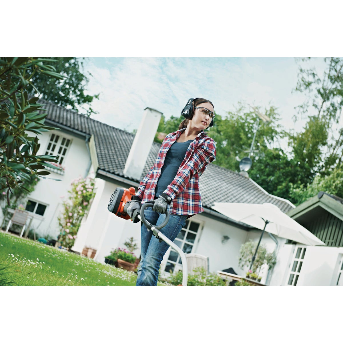 Husqvarna 122C 22cc 2-Cycle 17 In. Curved Shaft Gas String Trimmer Image 2