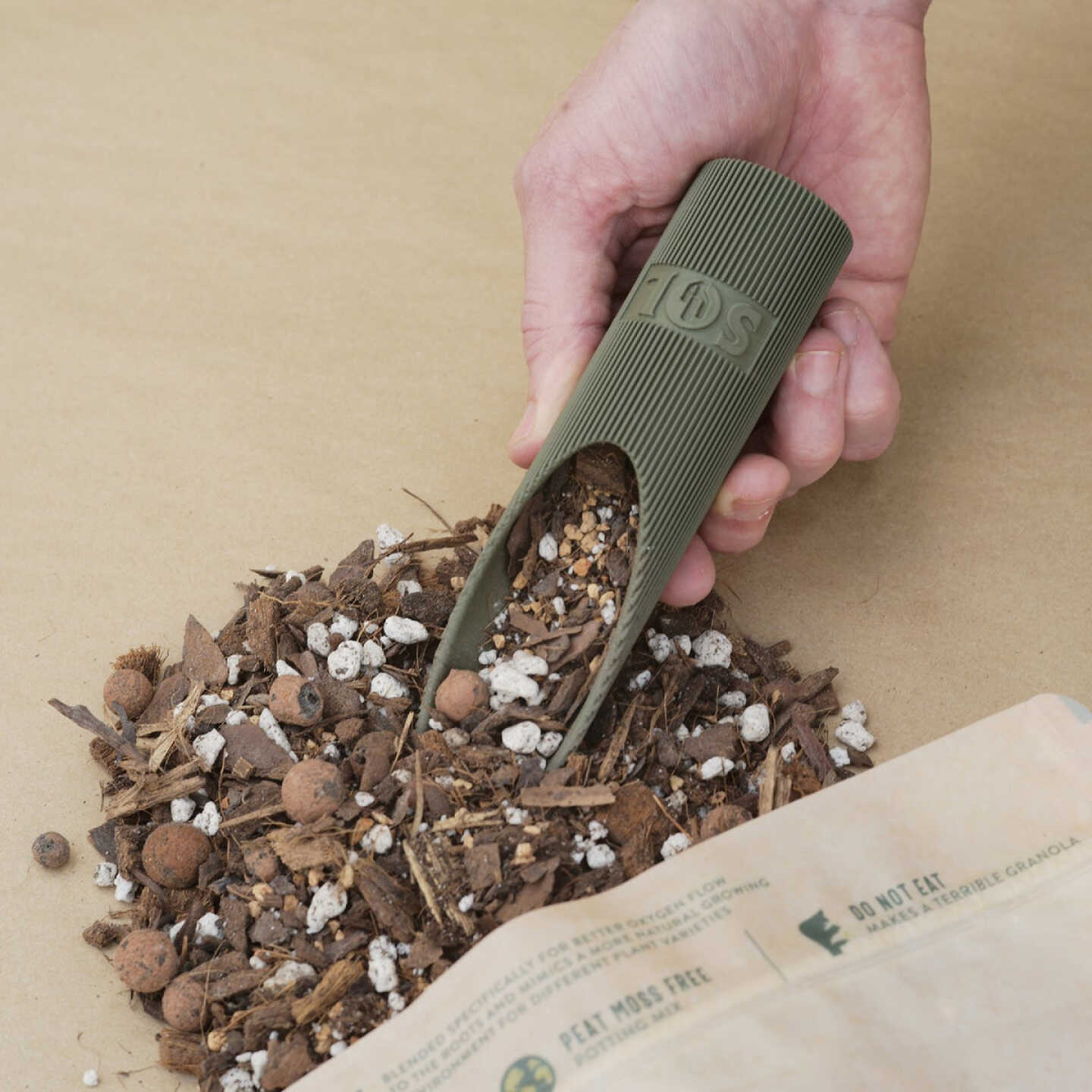 Sol Soils Repotting Scoop Image 2