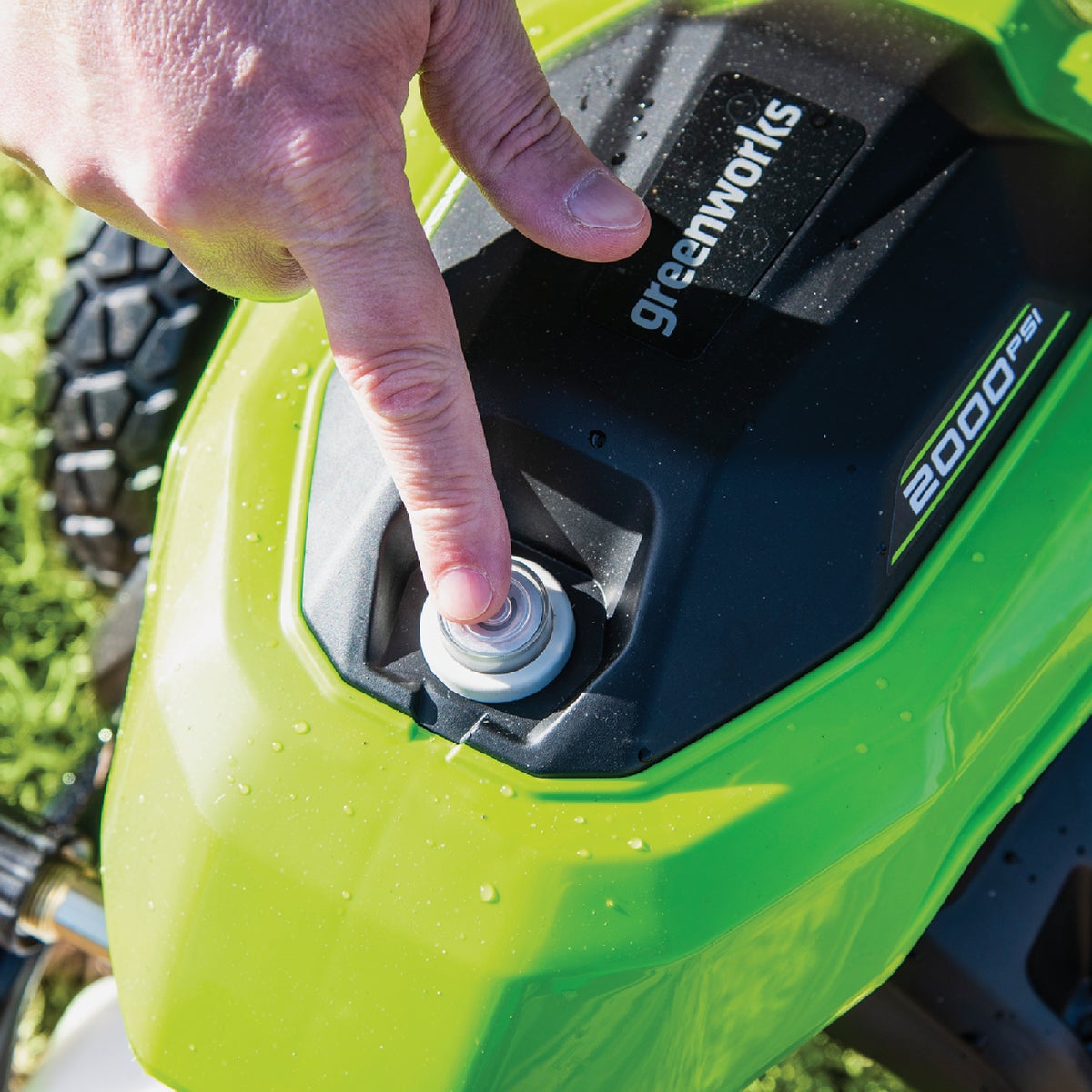 Greenworks 2000-PSI 1.2 GPM Heavy-Duty Cold Water Corded Electric Pressure Washer Image 3