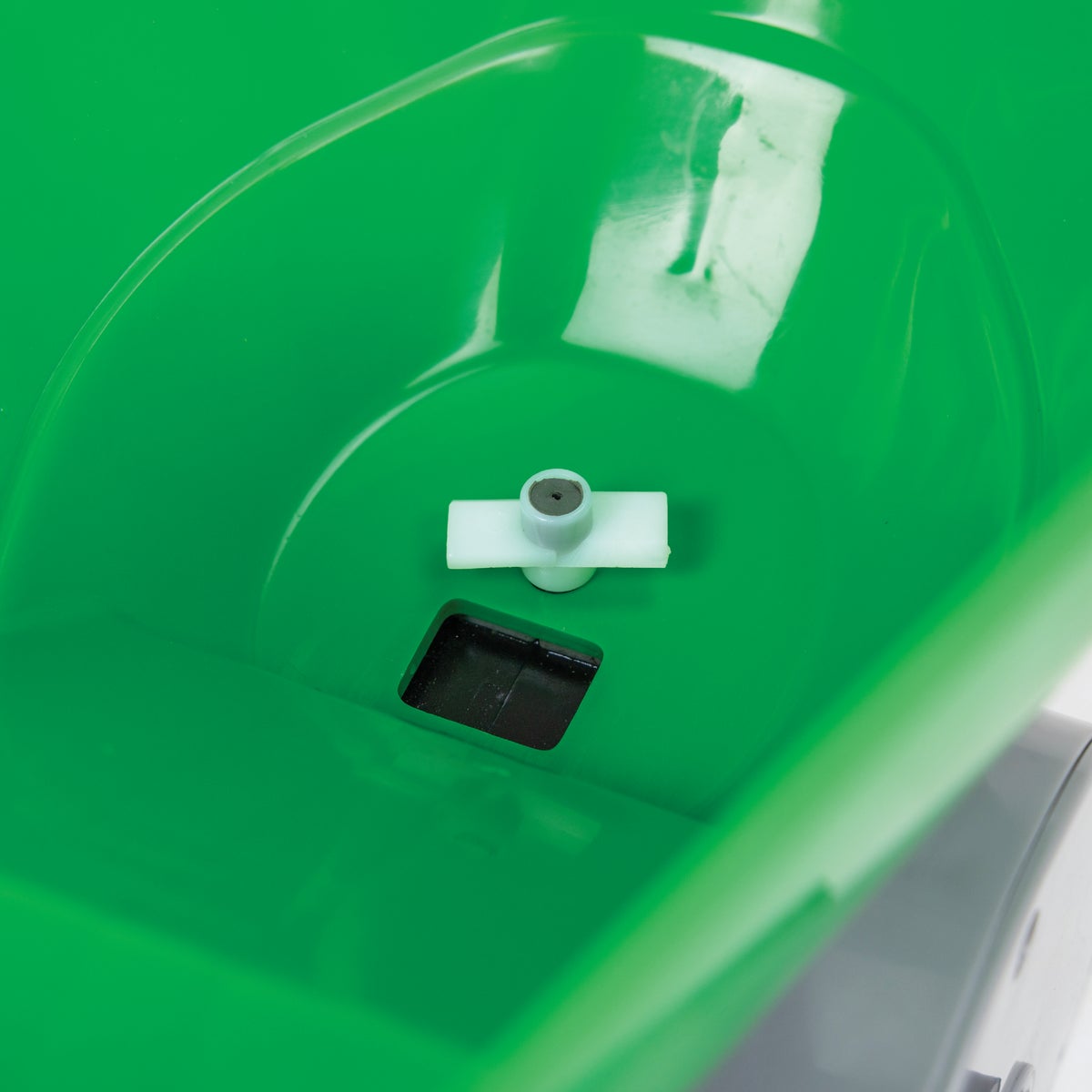 Chapin 1.6L Capacity Handheld Spreader Image 3