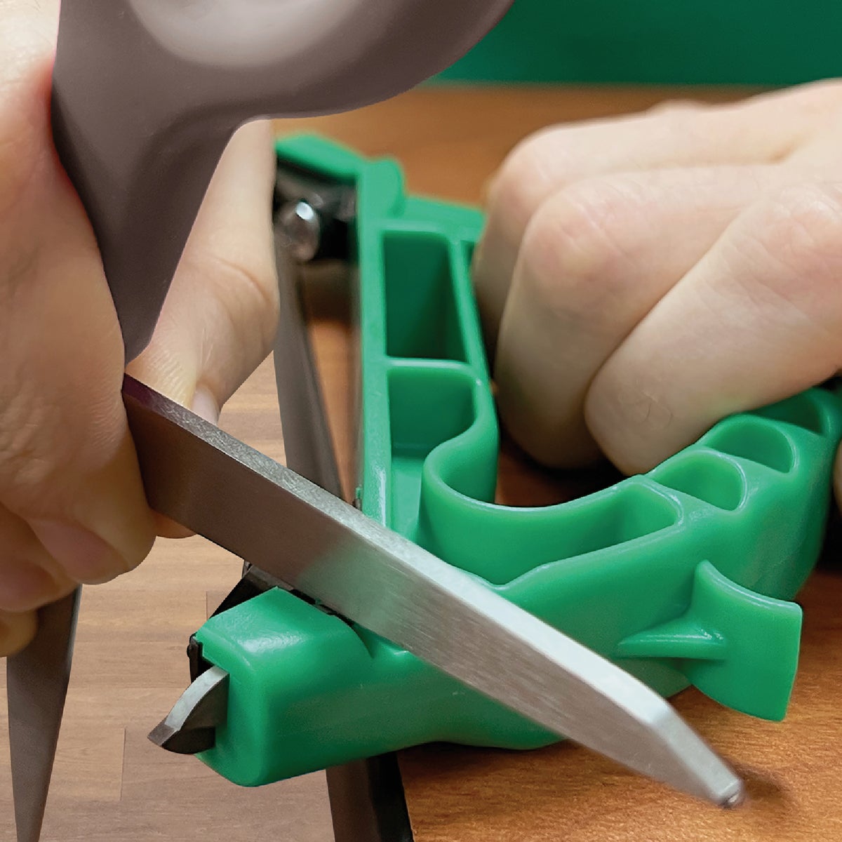 AccuSharp Green All-In-1 Tool Sharpener Image 3