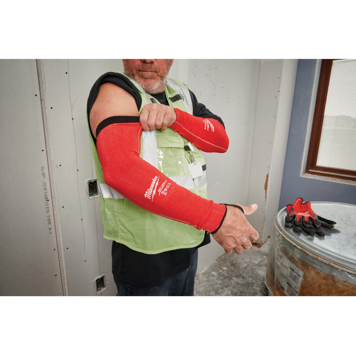 Milwaukee 16 In. Cut Level 3 Protective Sleeves Image 3