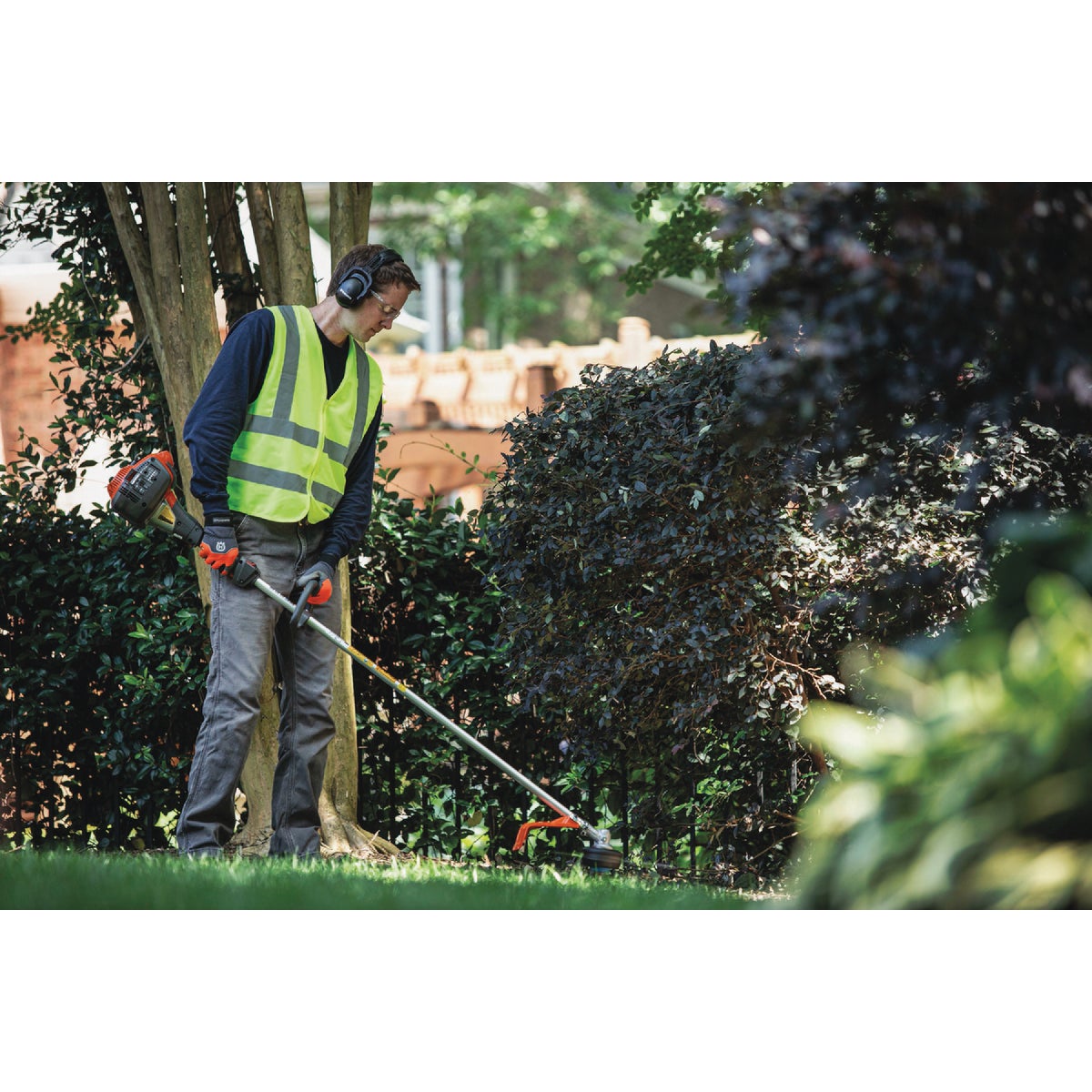 Husqvarna 525L 25.4cc 2-Cycle 17 In. Straight Shaft Gas String Trimmer Image 2