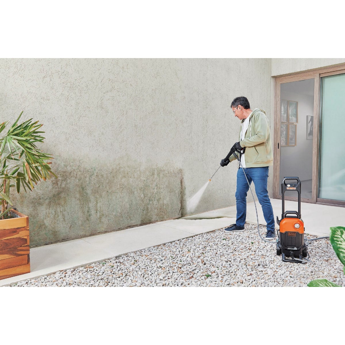 Black + Decker 2000 psi 1.2 GPM Cold Water Electric Pressure Washer Image 2