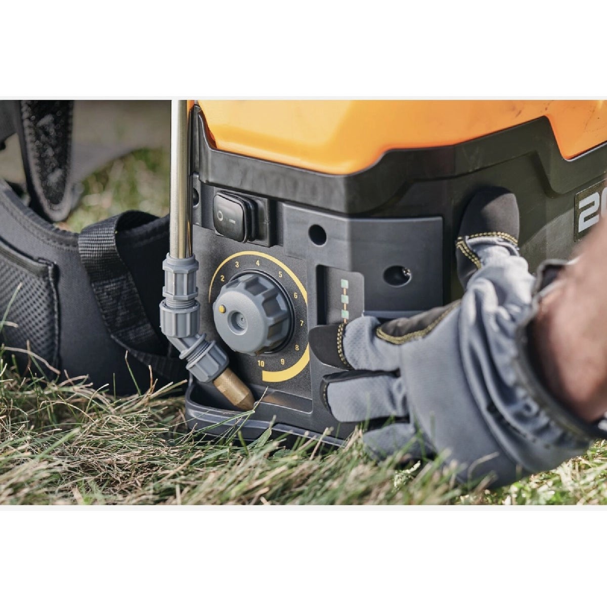 DEWALT 20V MAX 4 Gal. Battery Operated Backpack Sprayer with 2.0 Ah Battery & Charger Image 6