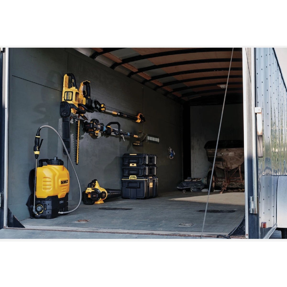 DEWALT 20V MAX 4 Gal. Battery Operated Backpack Sprayer with 2.0 Ah Battery & Charger Image 5