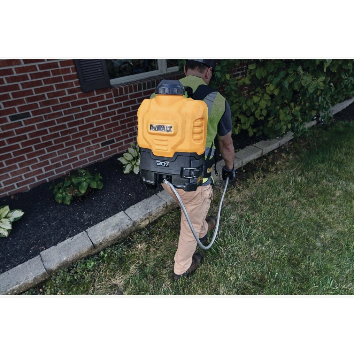 DEWALT 20V MAX 4 Gal. Battery Operated Backpack Sprayer with 2.0 Ah Battery & Charger Image 3