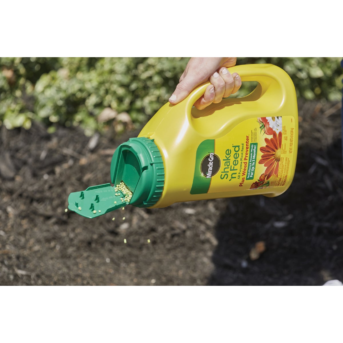 Miracle-Gro Shake 'n Feed 4.5 Lb. All Purpose Plant Food Plus Weed Preventer Image 5