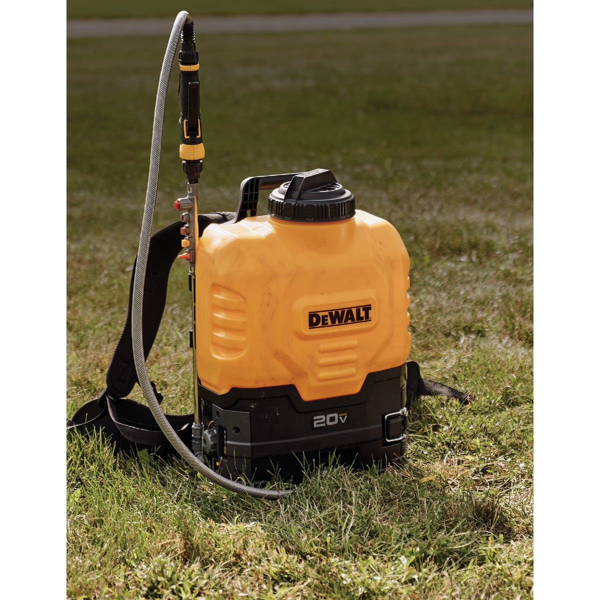 DeWalt 4 Gal. Battery Operated Backpack Sprayer (Tool Only) Image 7