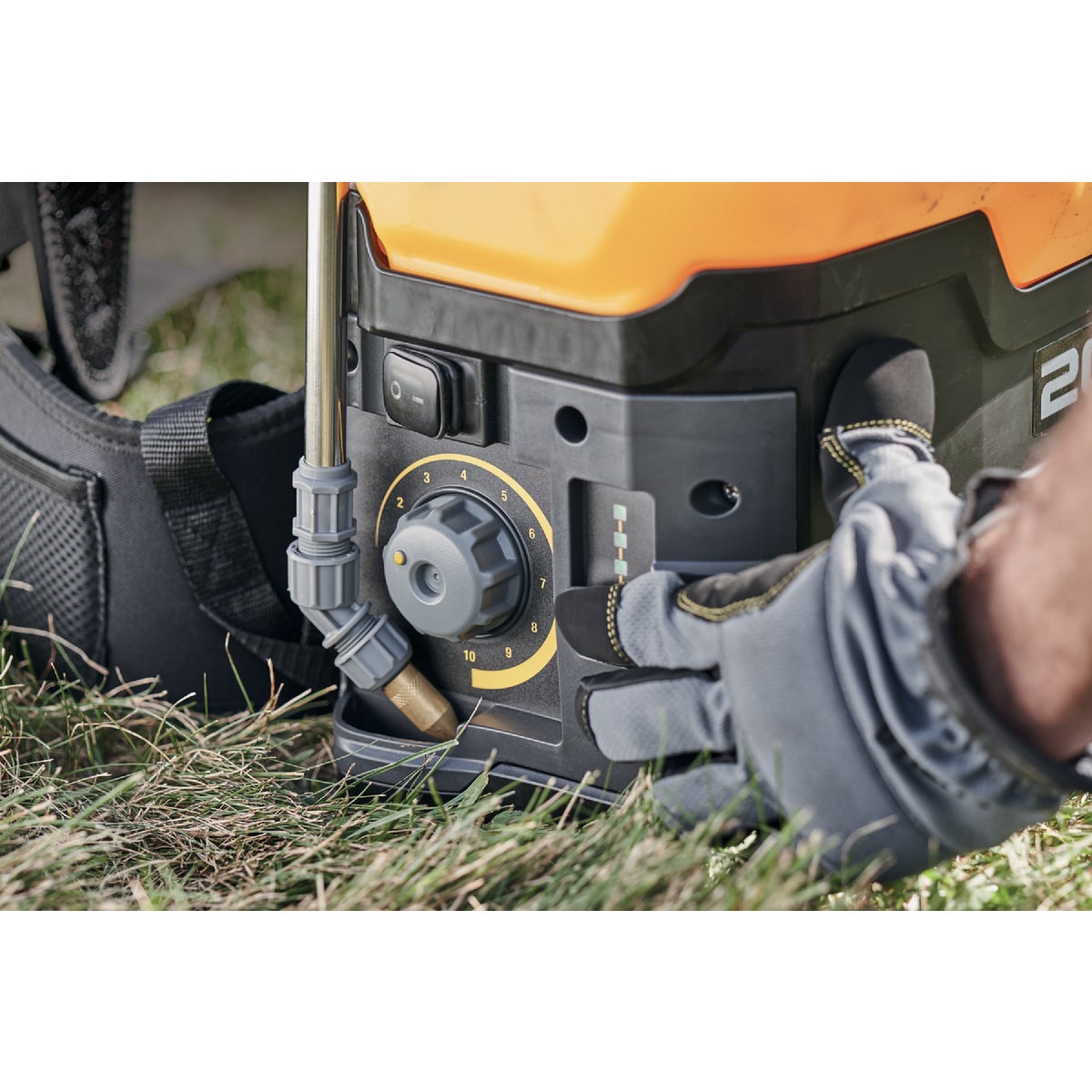 DeWalt 4 Gal. Battery Operated Backpack Sprayer (Tool Only) Image 8