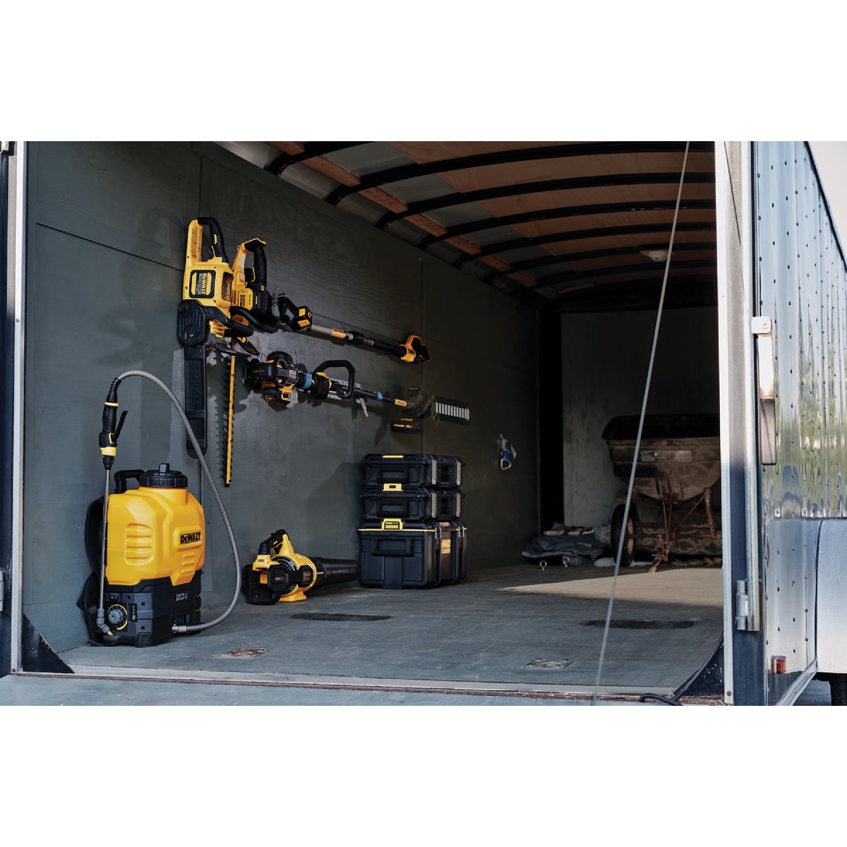 DeWalt 4 Gal. Battery Operated Backpack Sprayer (Tool Only) Image 5