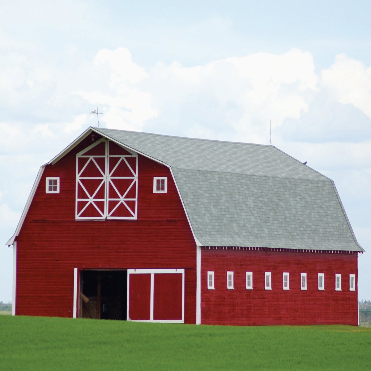 Valspar Oil Paint & Primer In One Low Sheen Barn & Fence Paint, Red, 1 Gal. Image 3