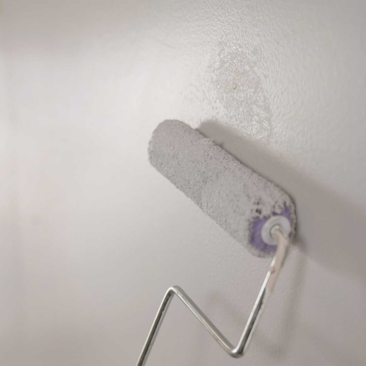 DAP Fast 'N Final 1 Gal. Lightweight Latex Patch & Prime Spackling Image 5