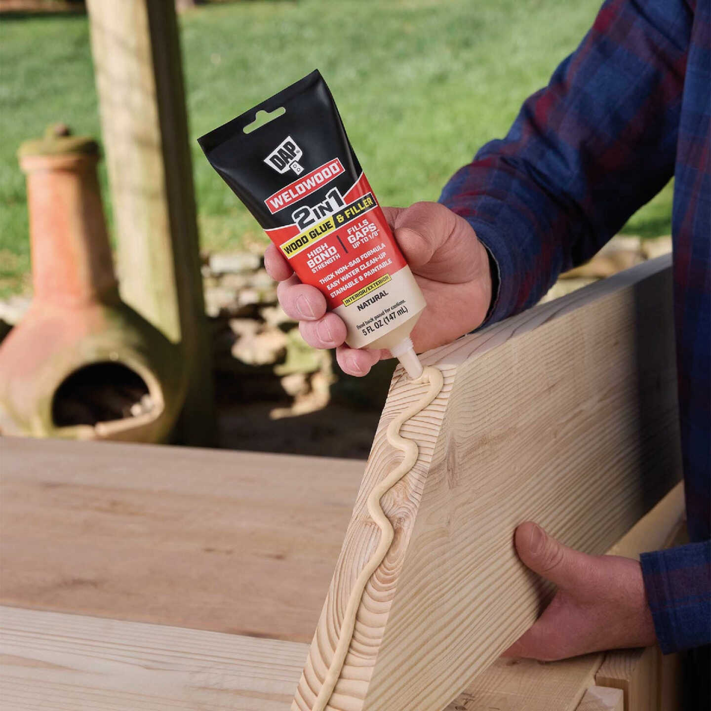DAP Weldwood 5 Oz. 2-in-1 Wood Glue & Filler Image 4