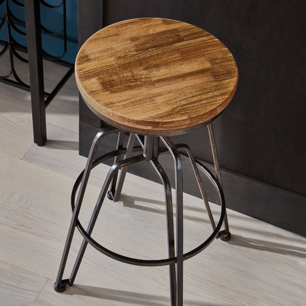 Minwax Wood Finish Penetrating Stain, English Chestnut, 1 Qt. Image 5