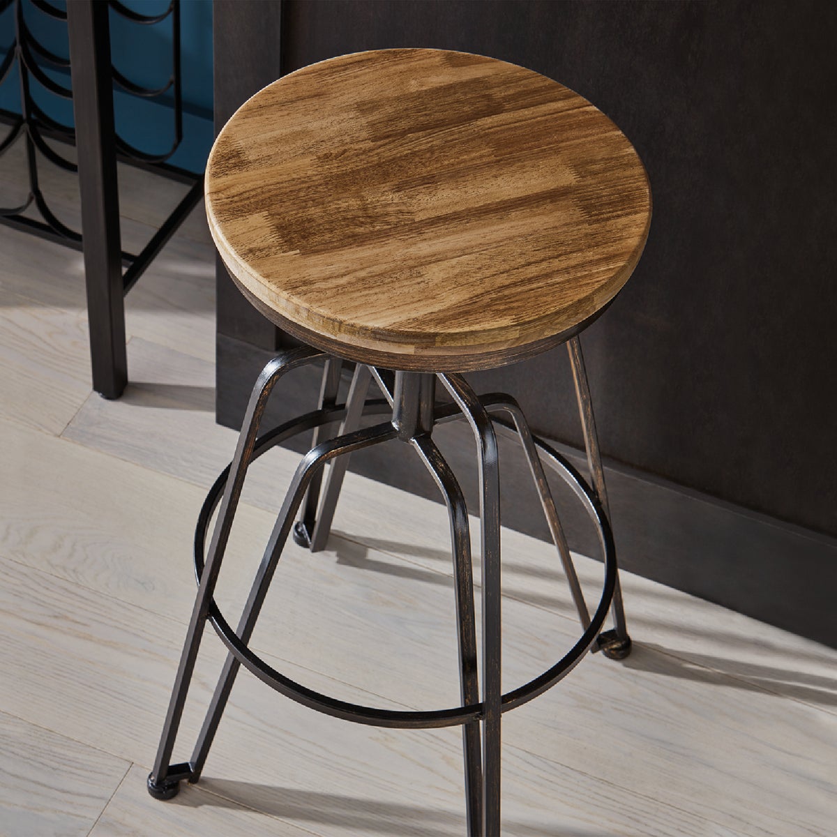 Minwax Wood Finish Penetrating Stain, Special Walnut, 1 Qt. Image 3