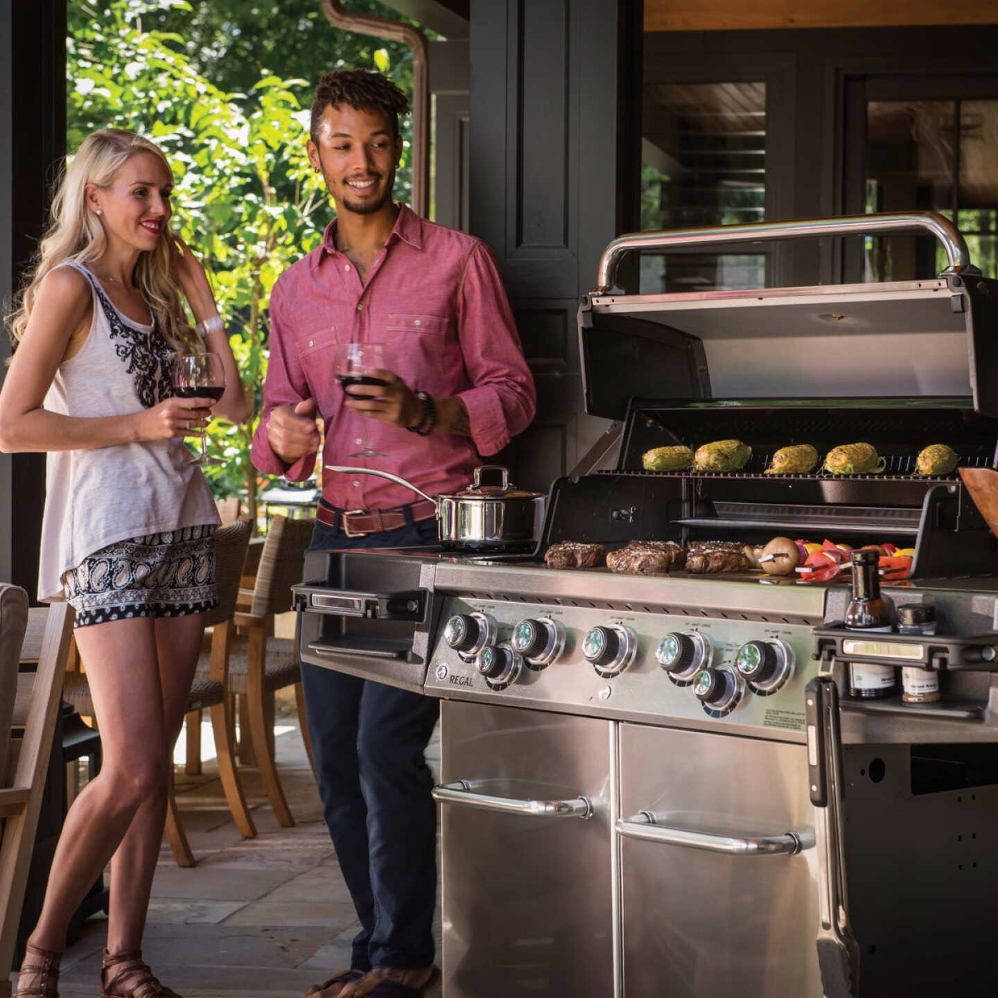 Broil King Regal S590 5-Burner Stainless Steel 55,000 BTU Natural Gas Grill with 10,000 BTU Side-Burner Image 3