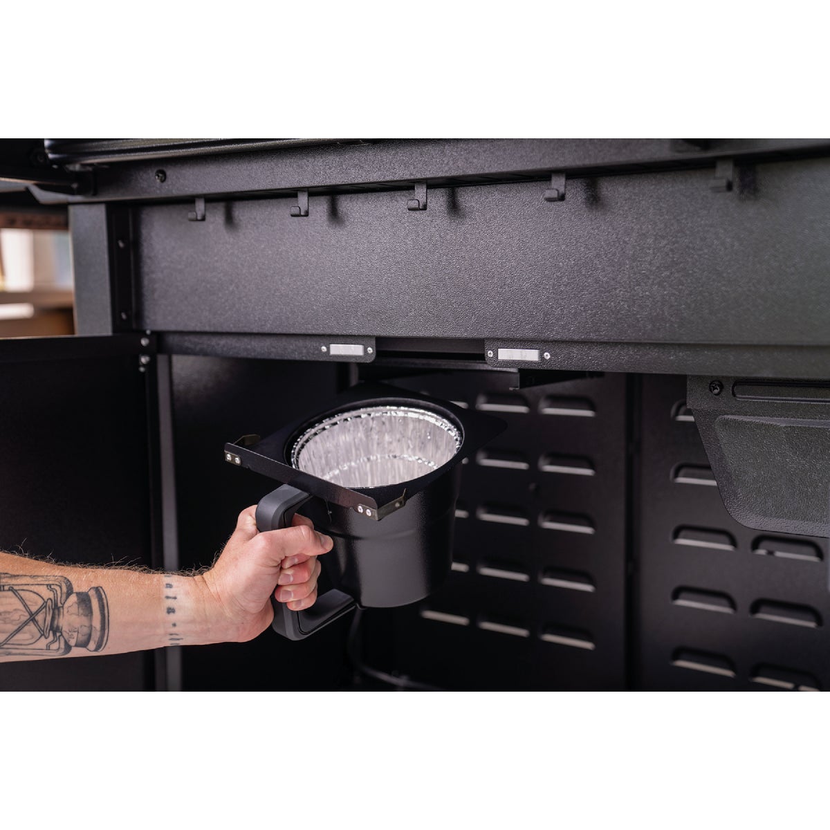 Traeger Woodridge Elite WiFire Pellet Grill Image 7