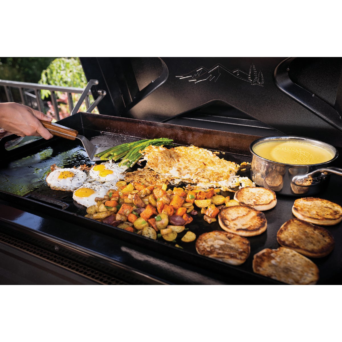 Traeger Flatrock 3-Burner Propane Gas Griddle Flat Top Grill, Black Image 4